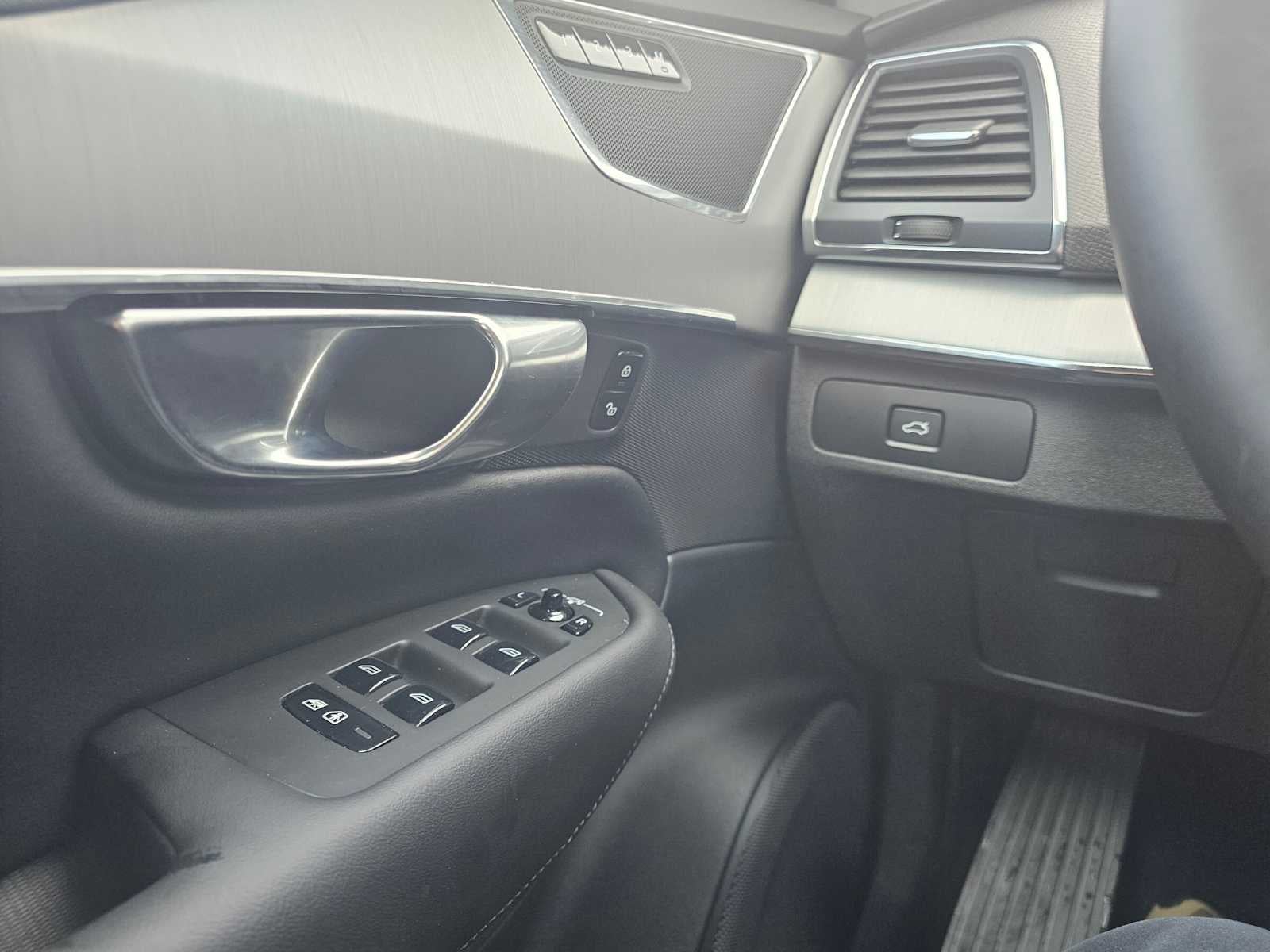 2025 Volvo XC90 Core