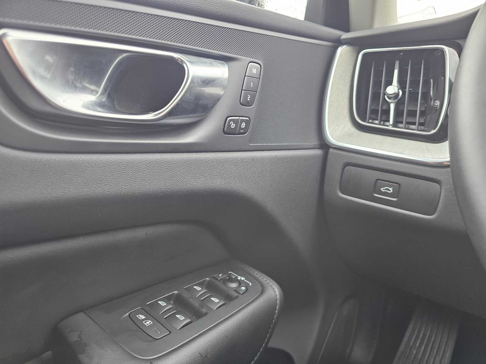 2025 Volvo XC60 Plus