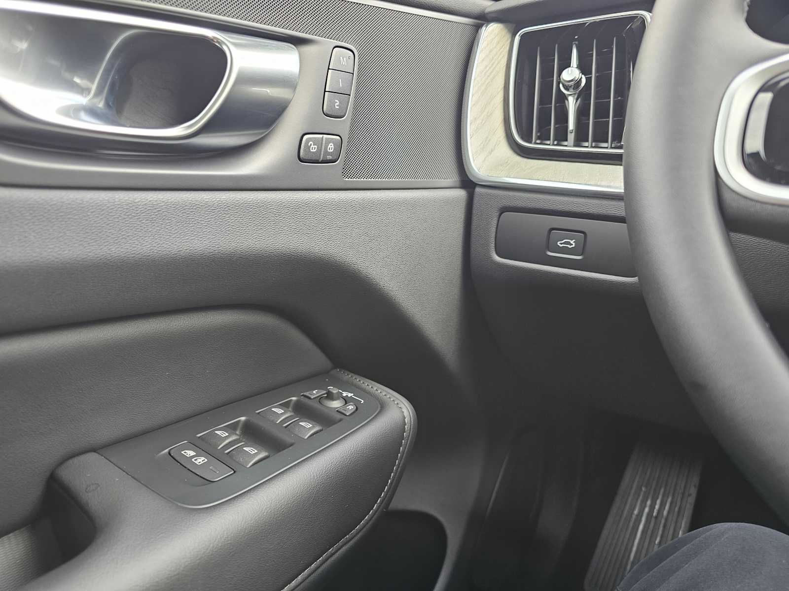 2025 Volvo XC60 Plus