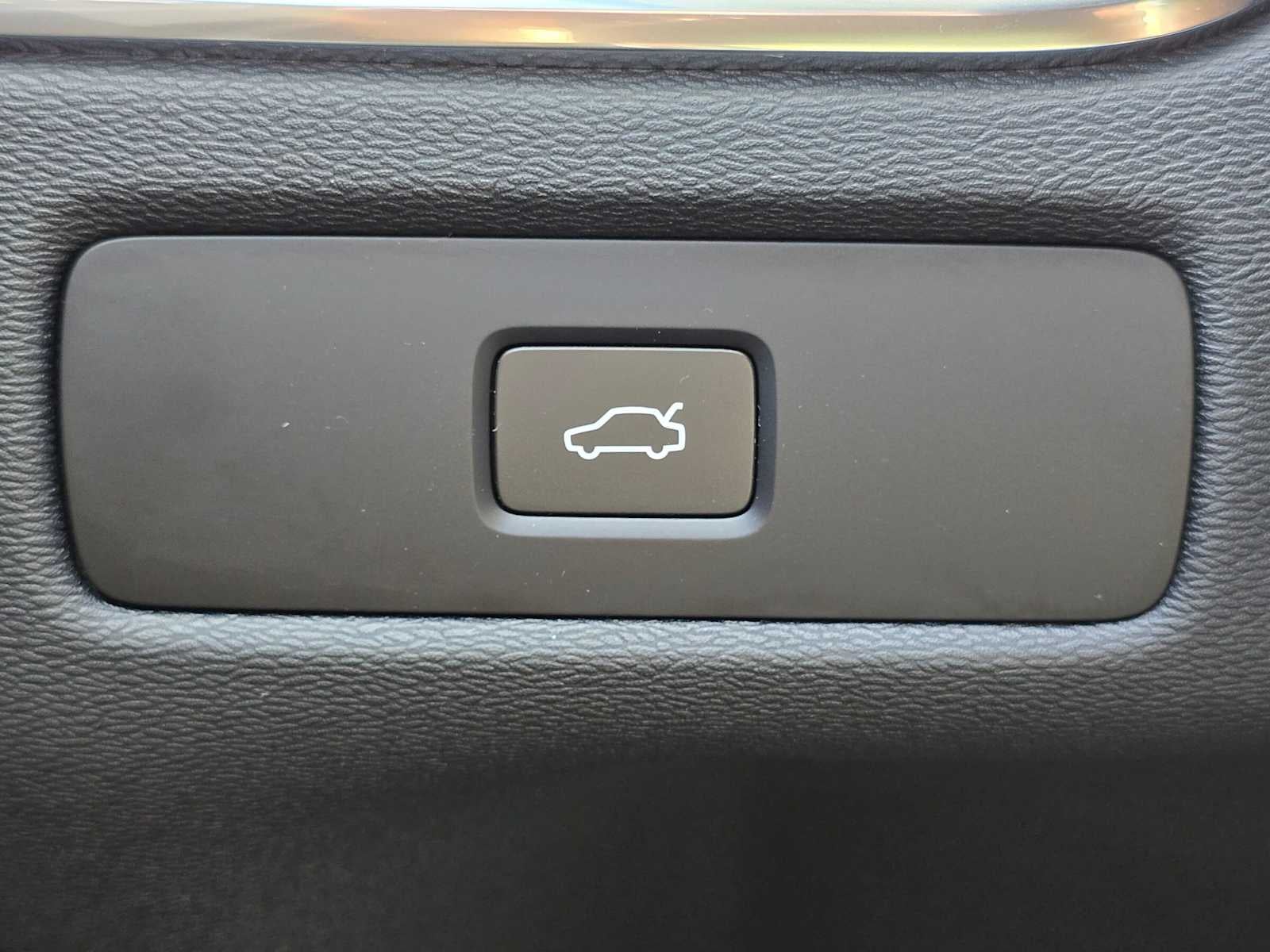 2026 Volvo XC60 Plus