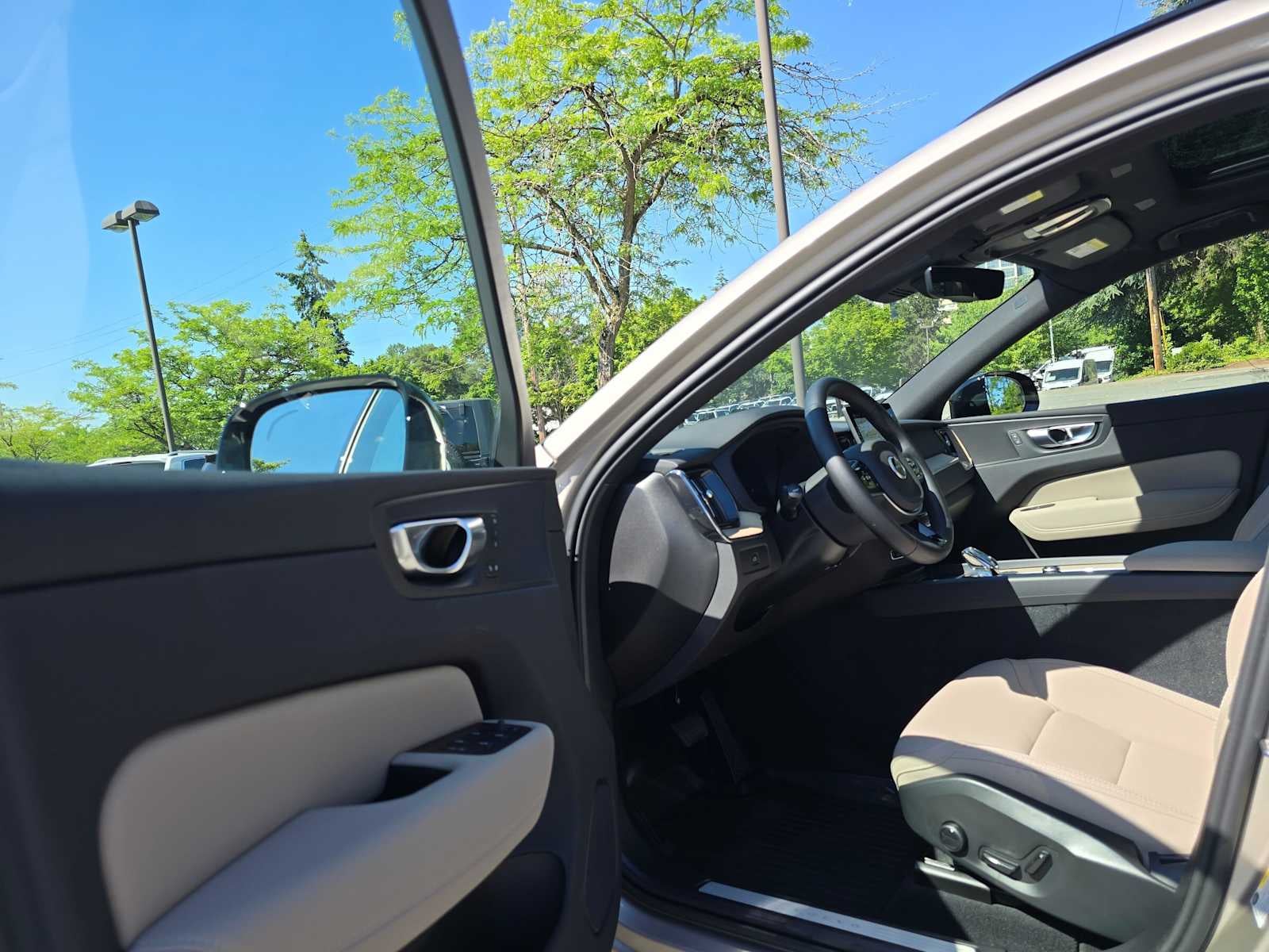 2026 Volvo XC60 Plus
