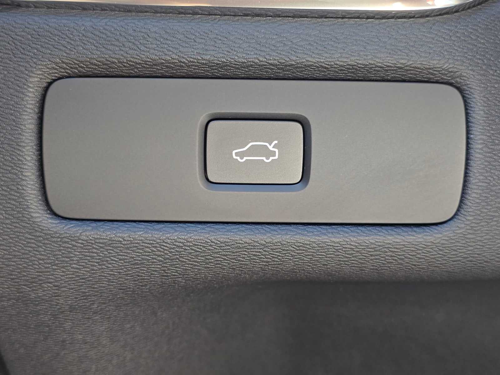 2026 Volvo XC60 Plus