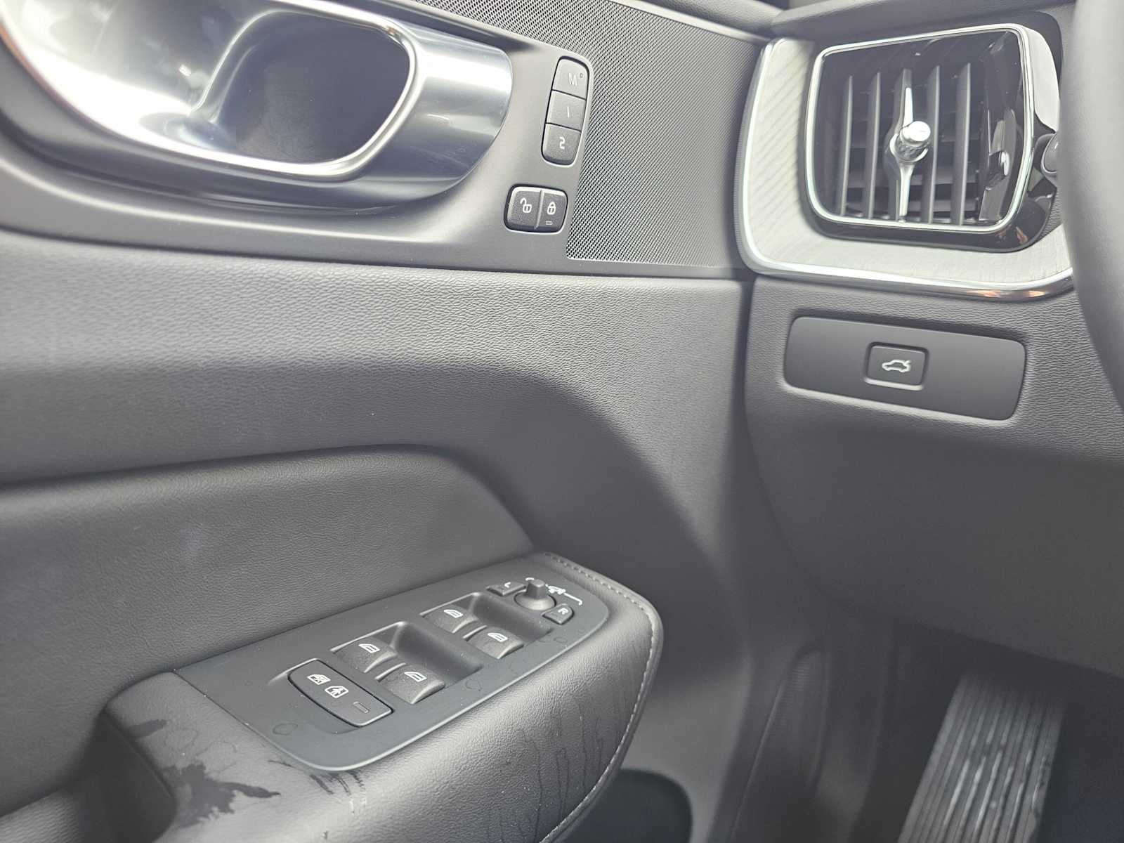 2025 Volvo XC60 Plus