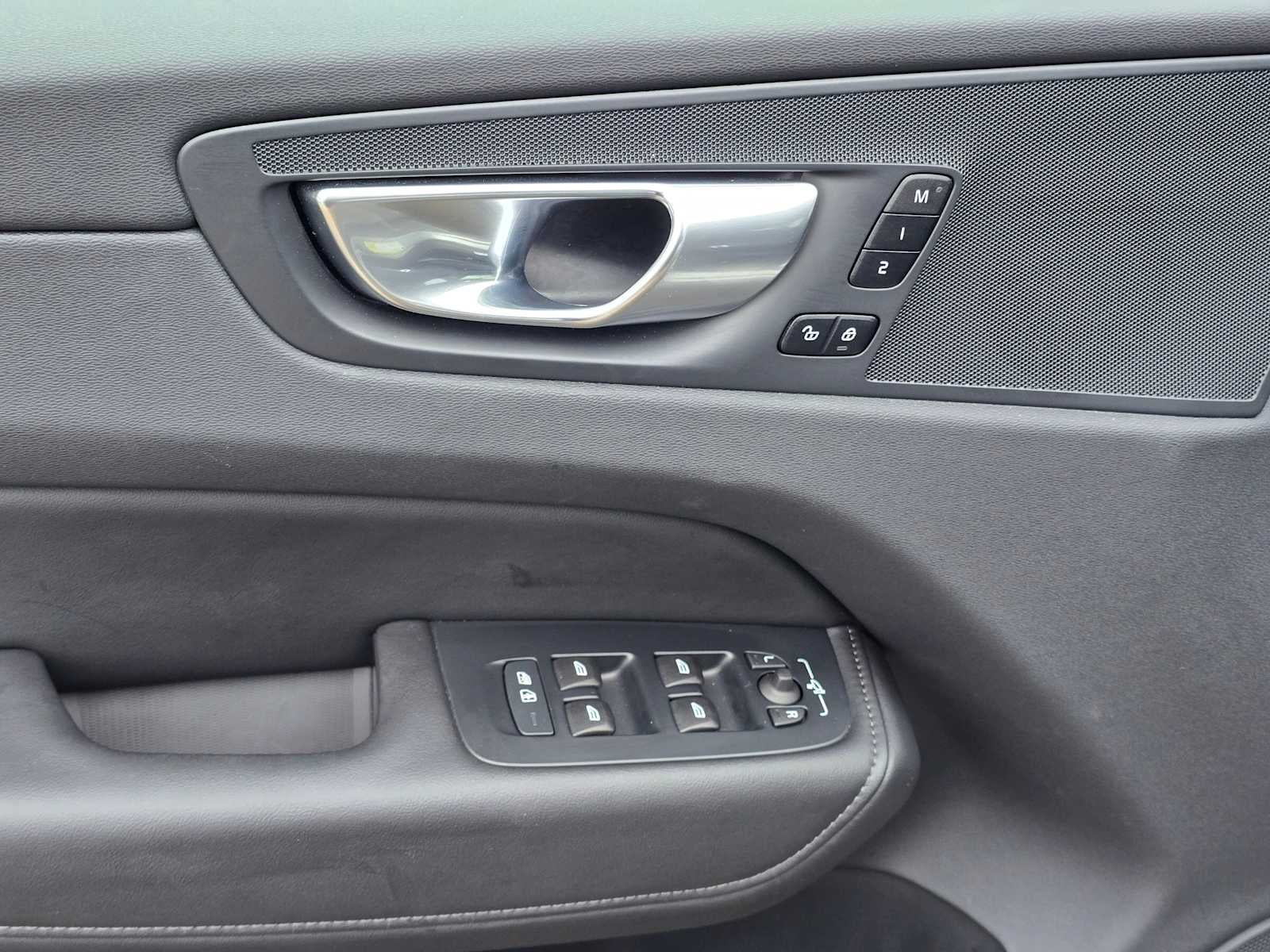 2025 Volvo XC60 Plus