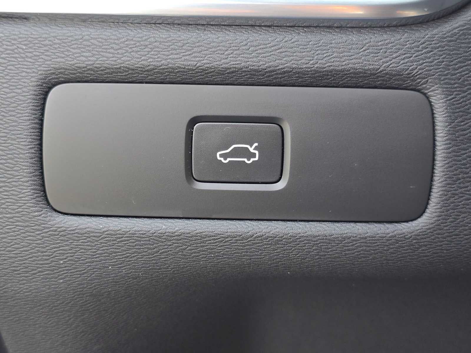 2026 Volvo XC60 Plus