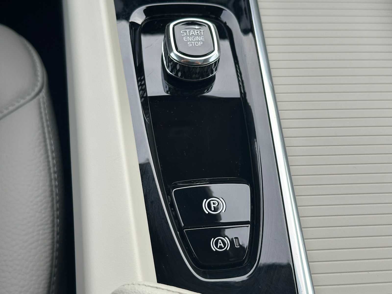 2025 Volvo XC60 Plus