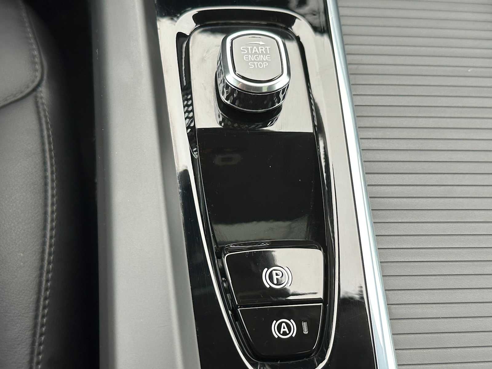 2025 Volvo XC60 Core