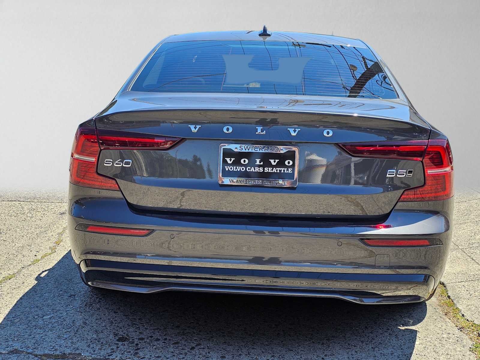2024 Volvo S60 Plus Dark Theme