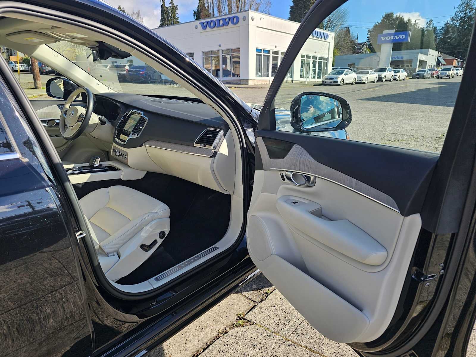 2024 Volvo XC90 Plus Bright Theme