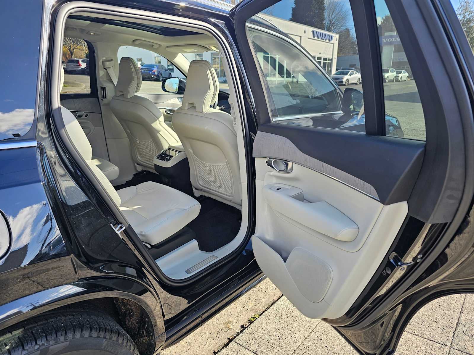 2024 Volvo XC90 Plus Bright Theme