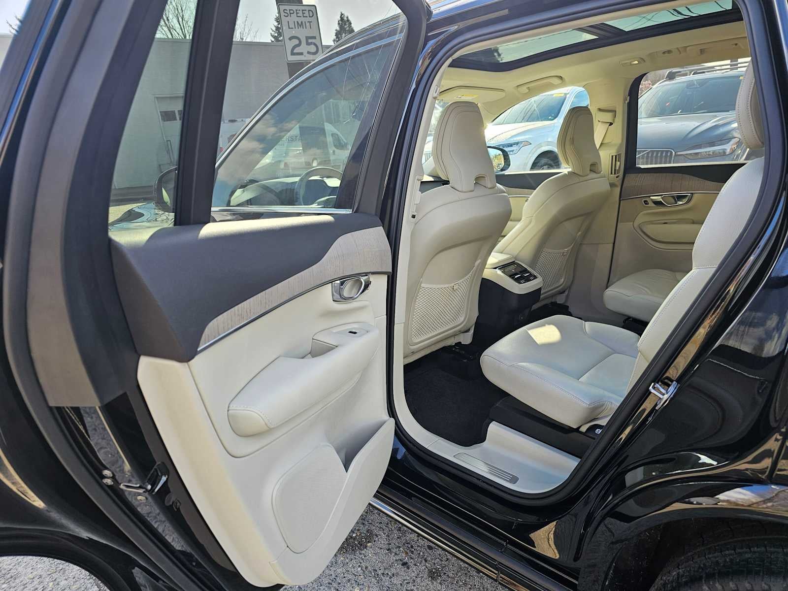 2024 Volvo XC90 Plus Bright Theme