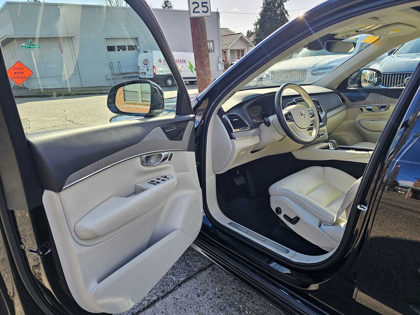 2024 Volvo XC90 Plus Bright Theme