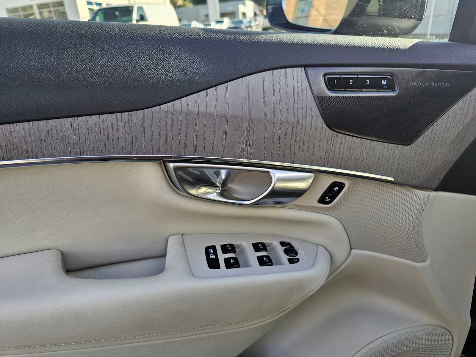 2024 Volvo XC90 Plus Bright Theme