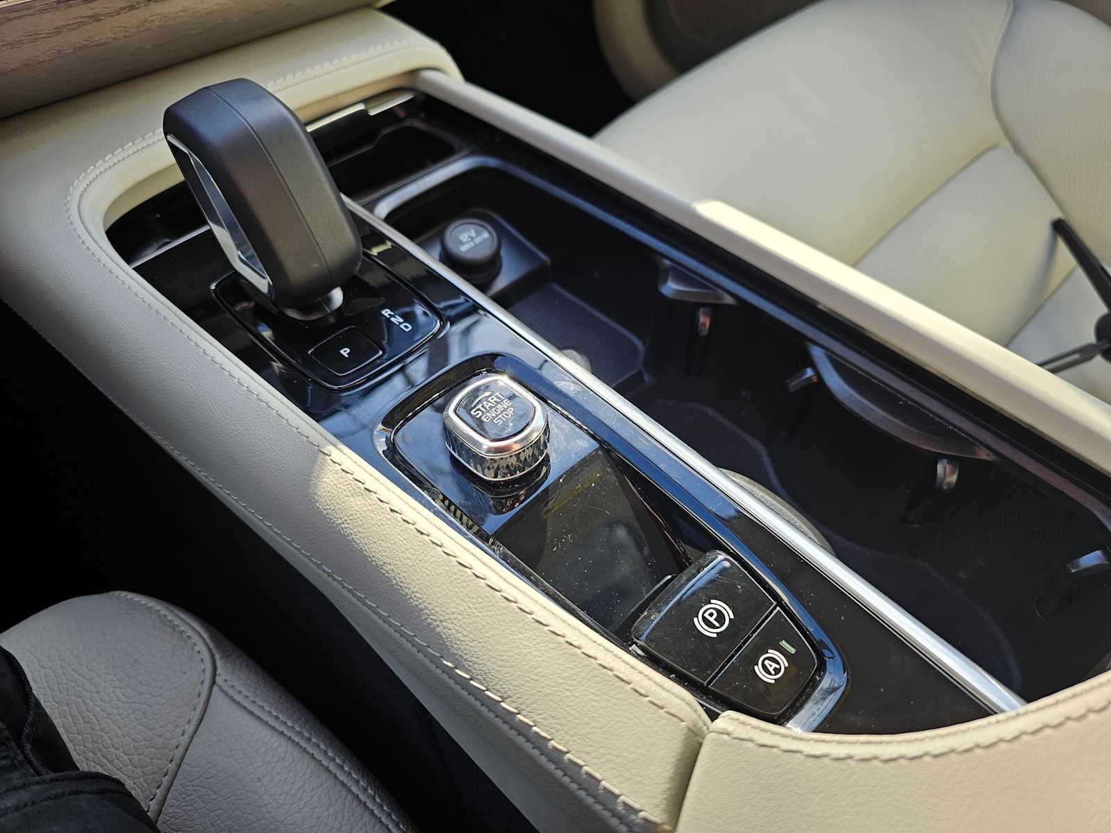 2024 Volvo XC90 Plus Bright Theme