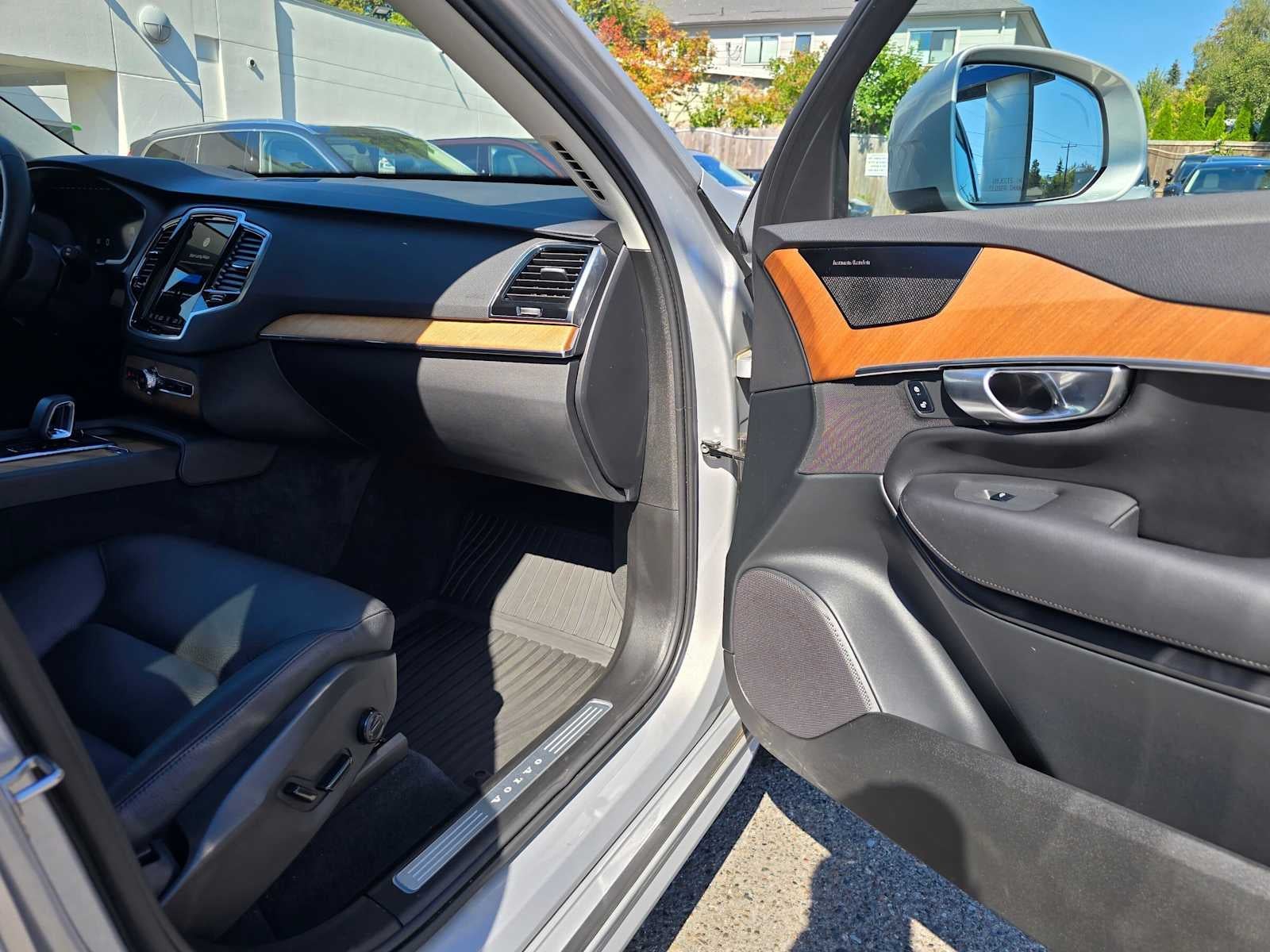 2024 Volvo XC90 Plus Bright Theme