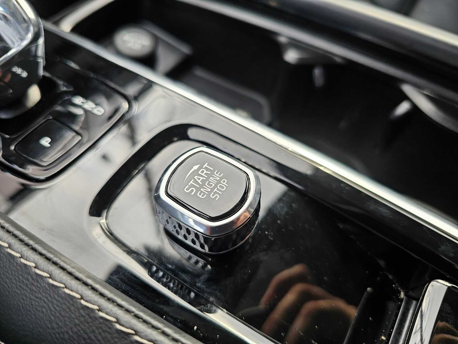 2024 Volvo XC90 Ultimate Bright Theme