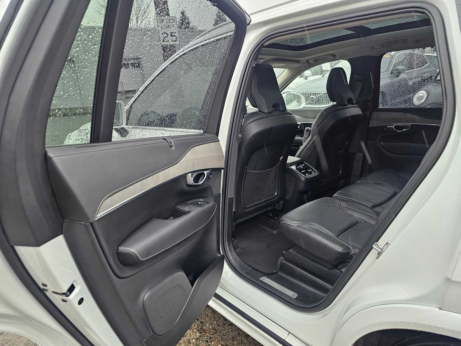 2024 Volvo XC90 Ultimate Bright Theme