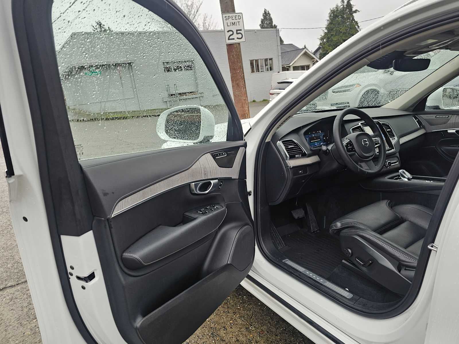 2024 Volvo XC90 Ultimate Bright Theme