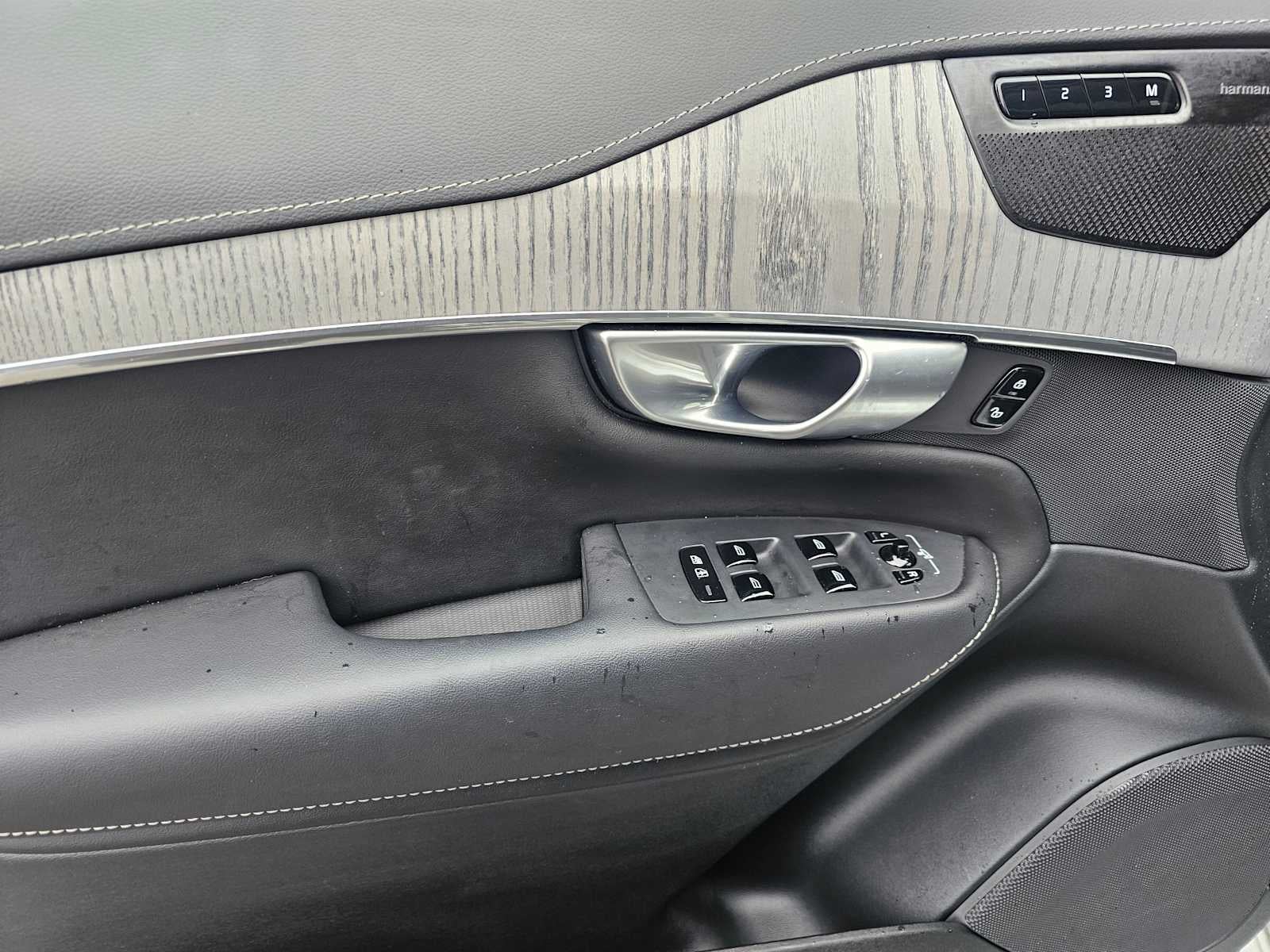 2024 Volvo XC90 Ultimate Bright Theme