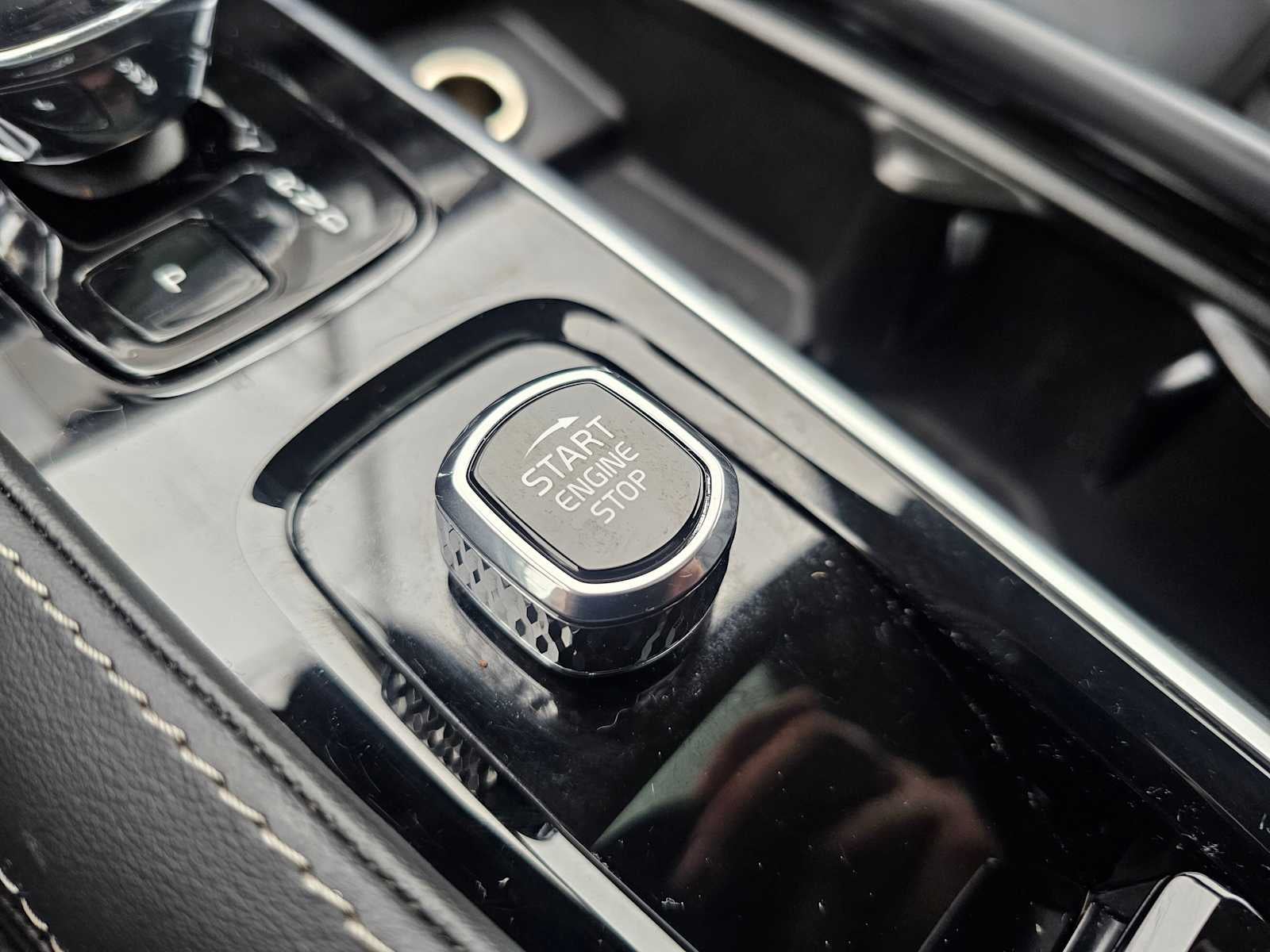 2024 Volvo XC90 Ultimate Bright Theme