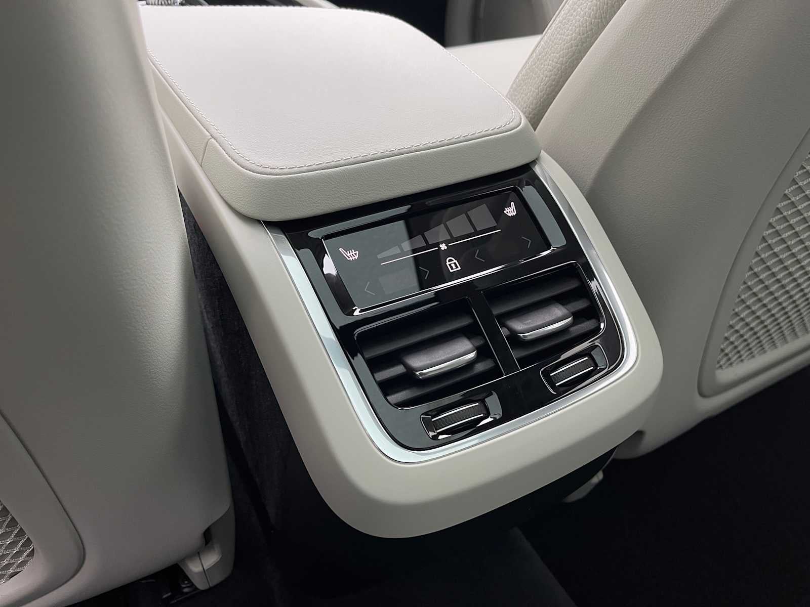 2023 Volvo XC90 Plus