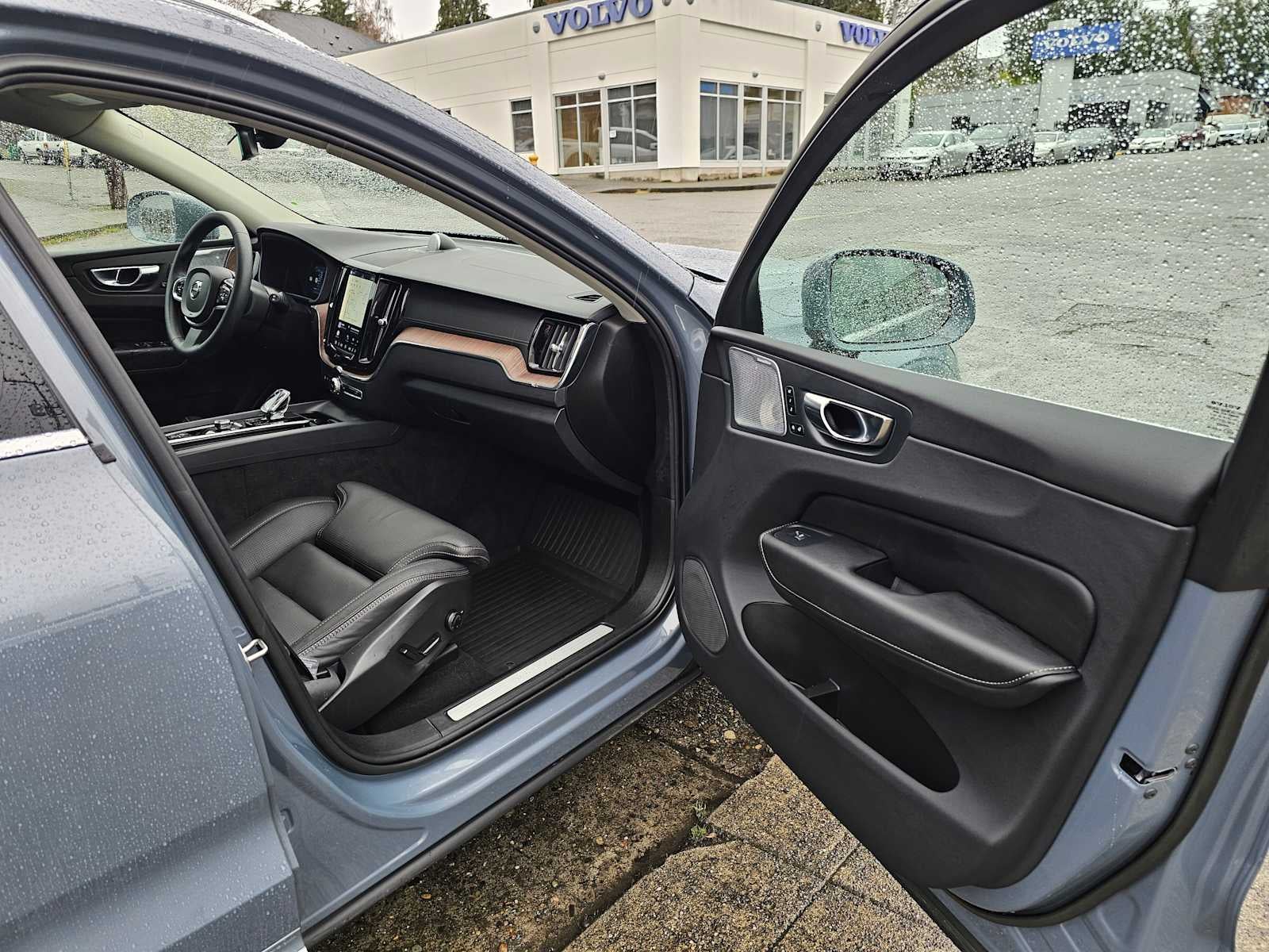 2023 Volvo XC60 Ultimate Bright Theme