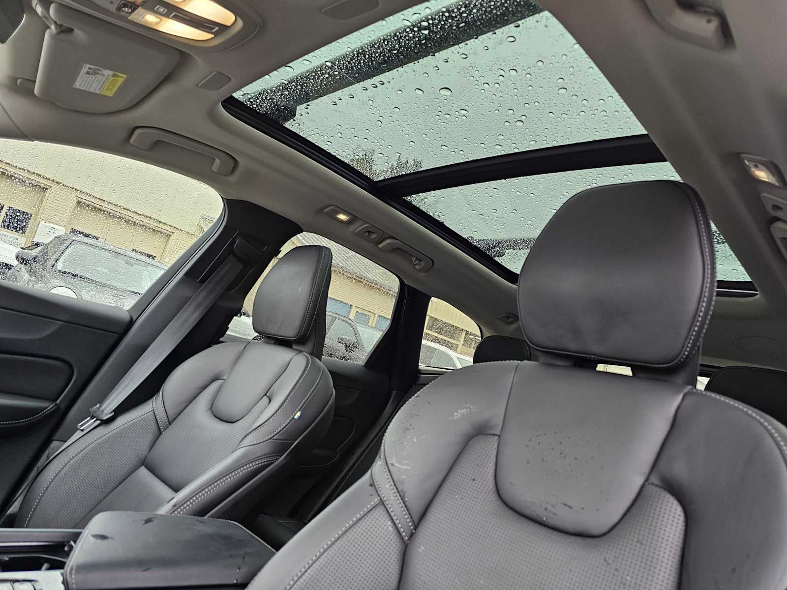 2023 Volvo XC60 Ultimate Bright Theme