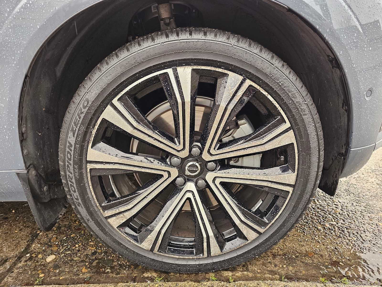 2023 Volvo XC60 Ultimate Bright Theme