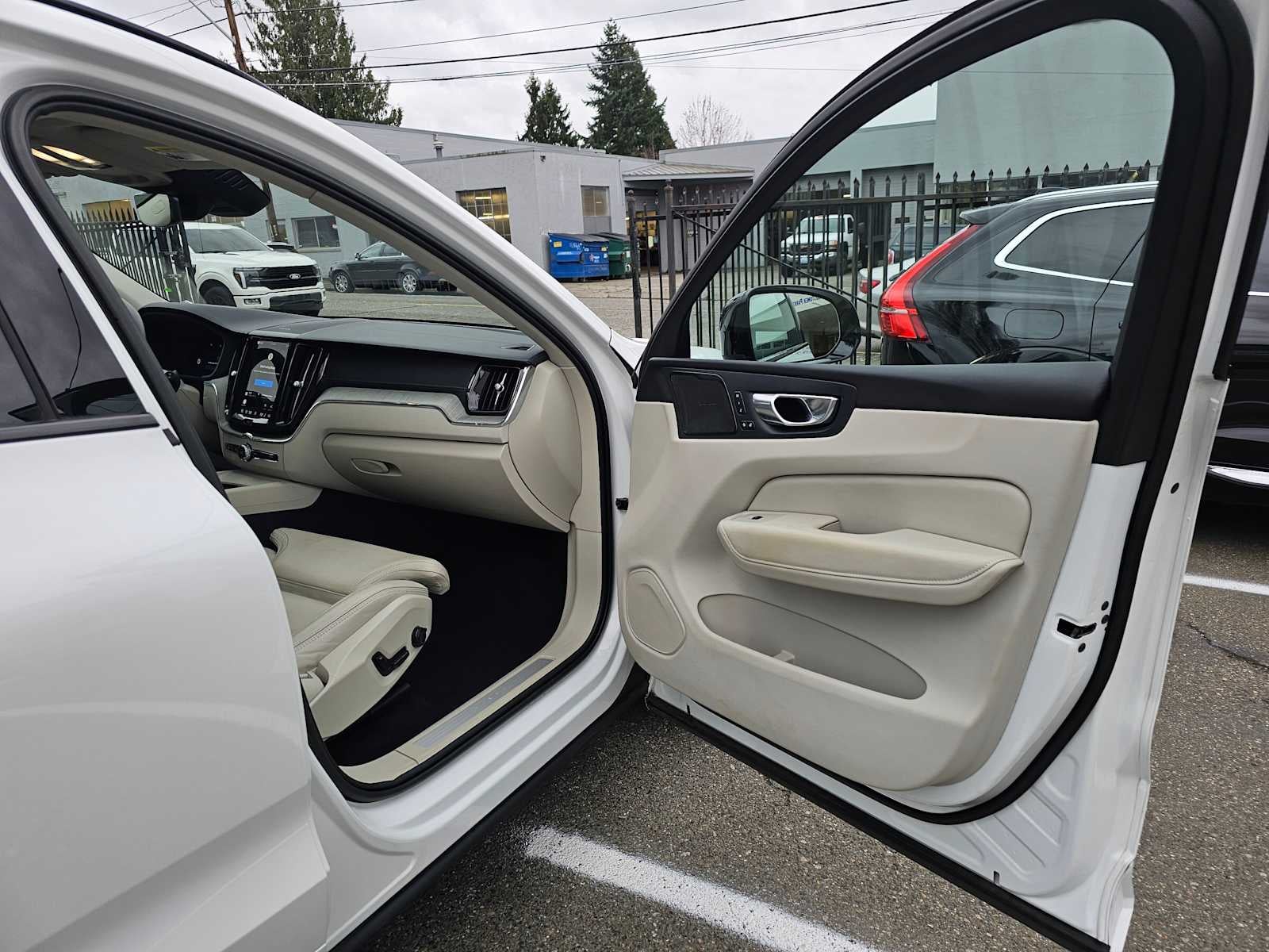 2023 Volvo XC60 Ultimate Dark Theme