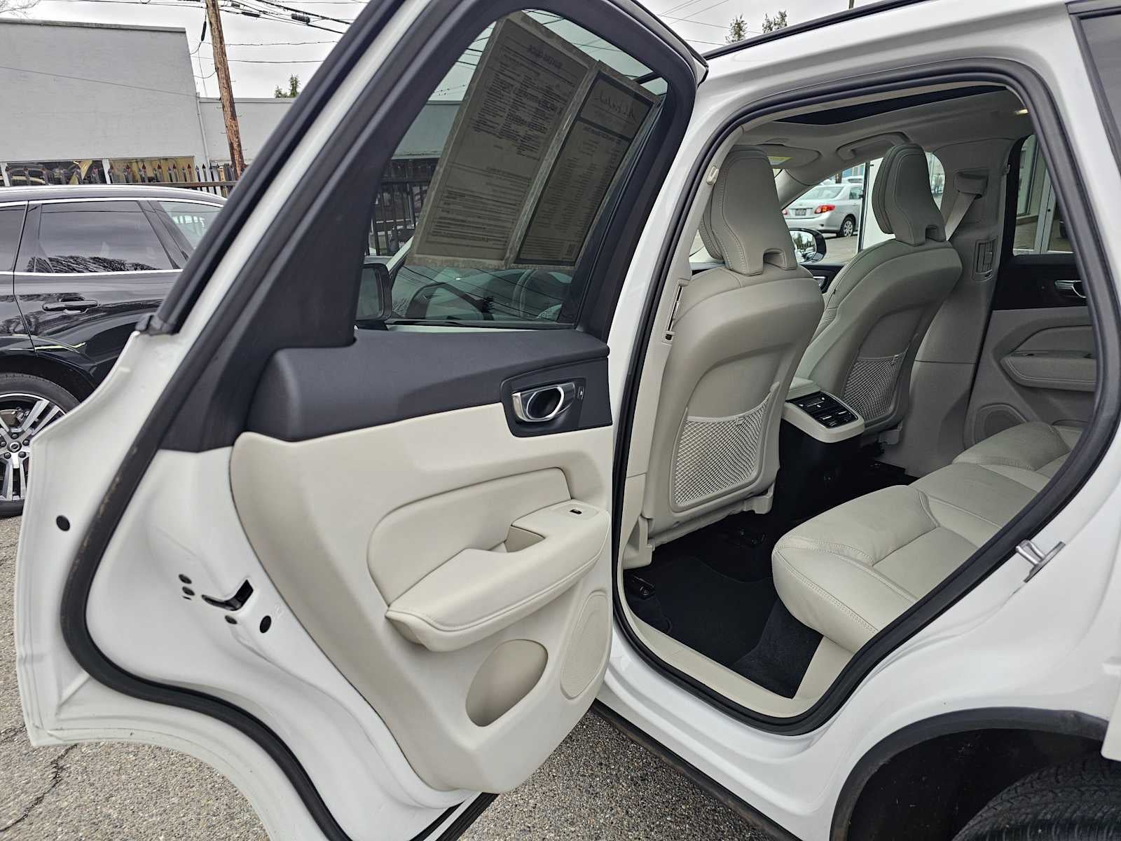 2023 Volvo XC60 Ultimate Dark Theme