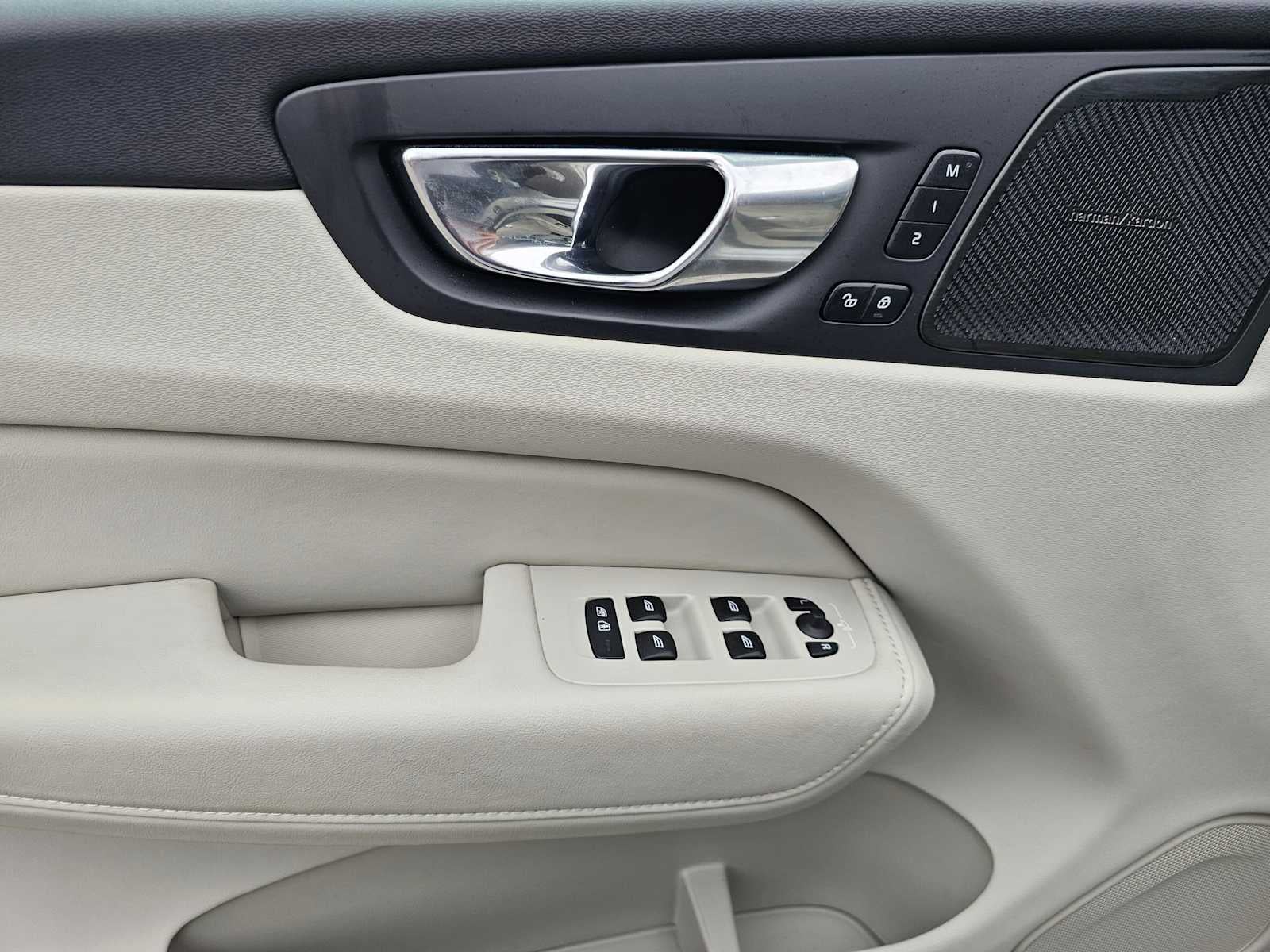 2023 Volvo XC60 Ultimate Dark Theme