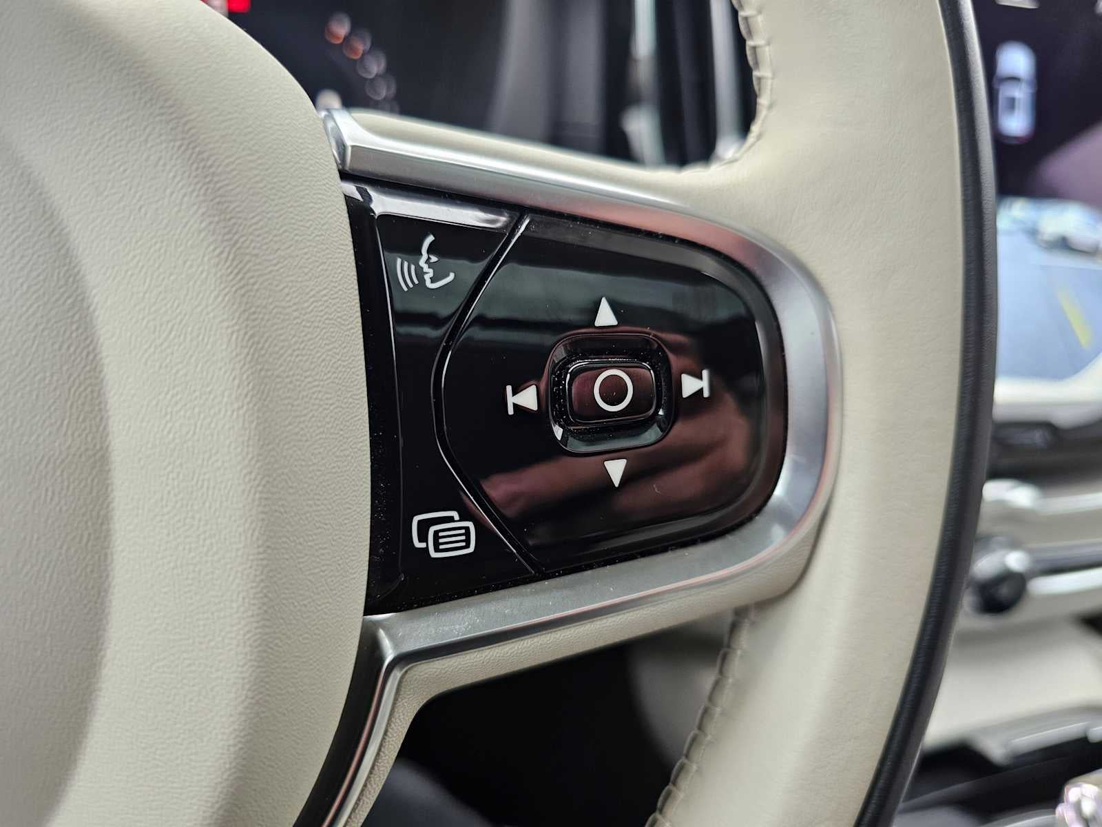 2023 Volvo XC60 Ultimate Dark Theme