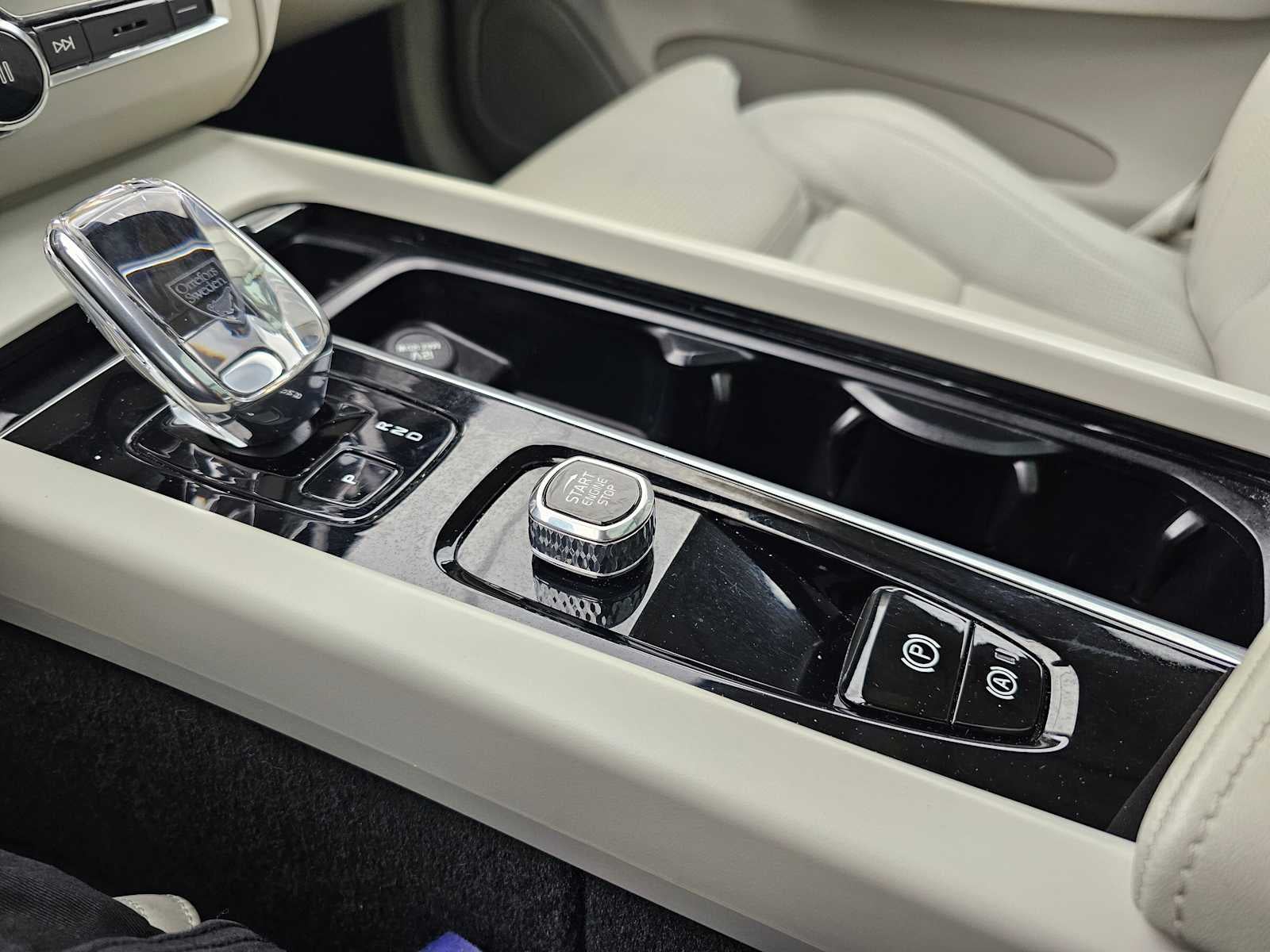 2023 Volvo XC60 Ultimate Dark Theme