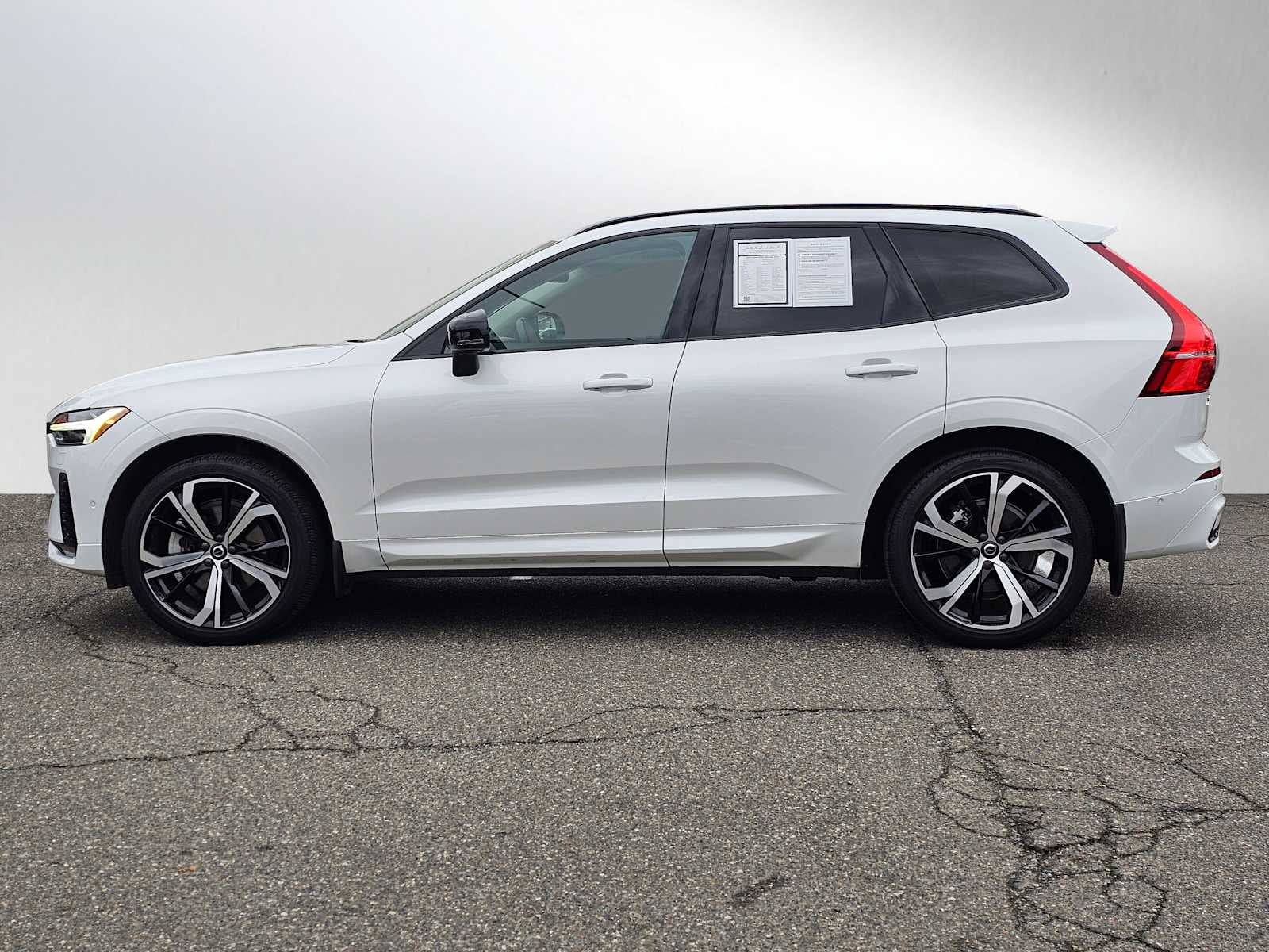 2023 Volvo XC60 Ultimate Dark Theme