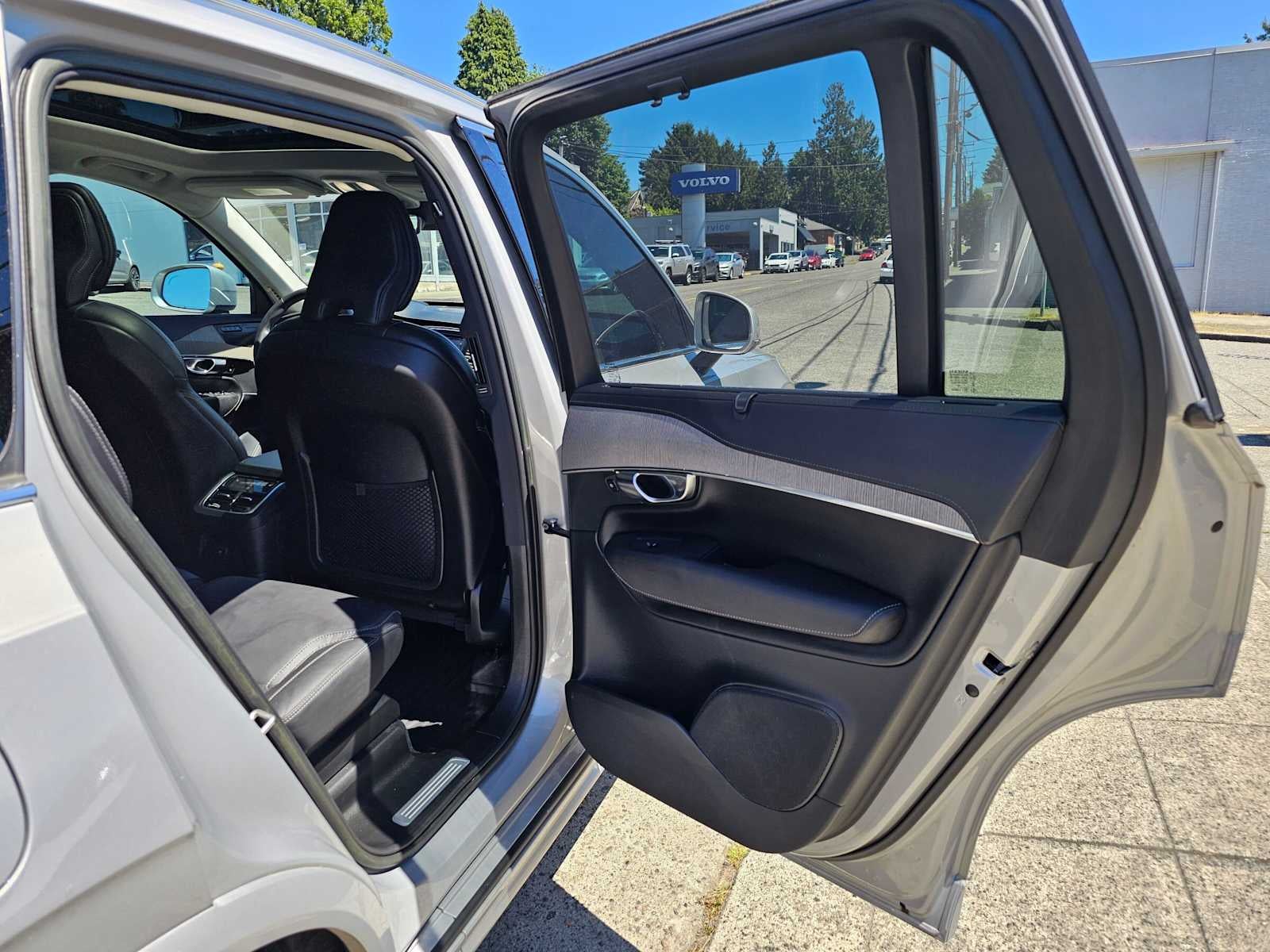 2023 Volvo XC90 Recharge Plug-In Hybrid Ultimate Bright Theme
