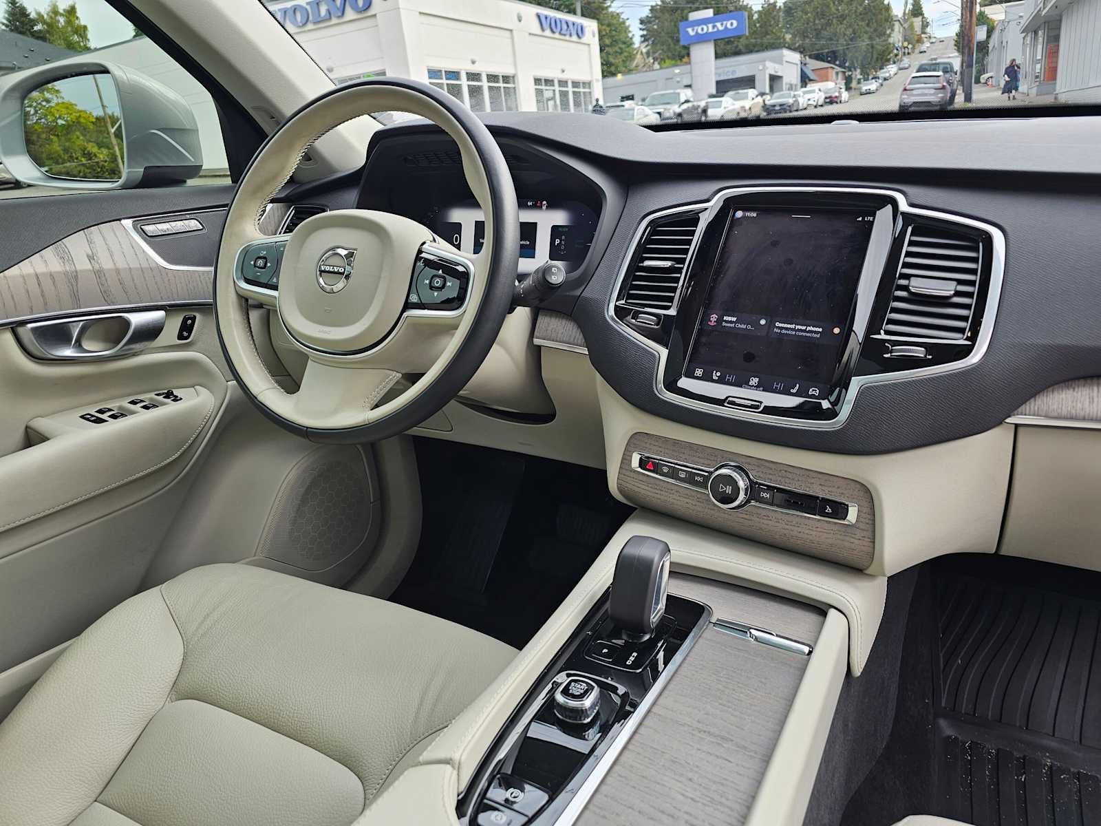 2024 Volvo XC90 Recharge Plug-In Hybrid Plus Bright Theme