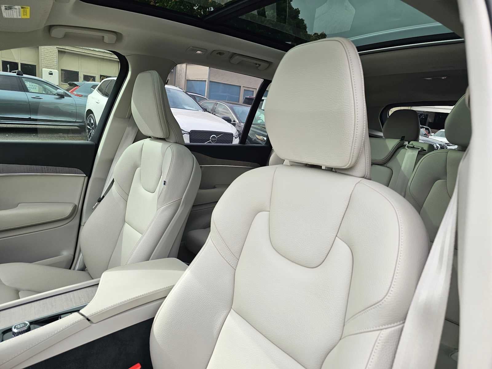 2024 Volvo XC90 Recharge Plug-In Hybrid Plus Bright Theme