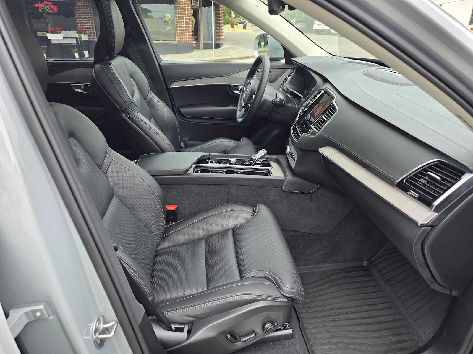 2024 Volvo XC90 Recharge Plug-In Hybrid Ultimate Bright Theme