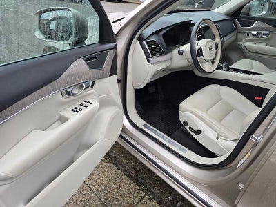 2023 Volvo XC90 Recharge Plug-In Hybrid Plus Bright Theme