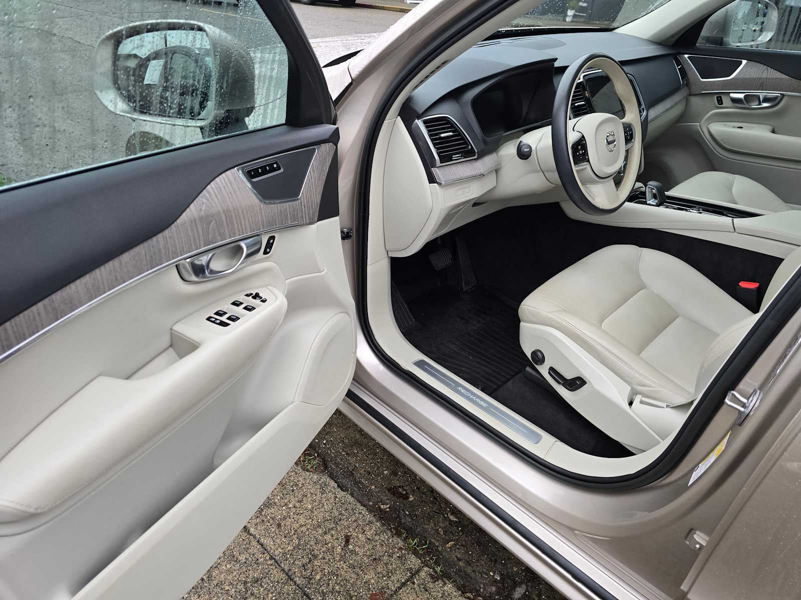 2023 Volvo XC90 Recharge Plug-In Hybrid Plus Bright Theme