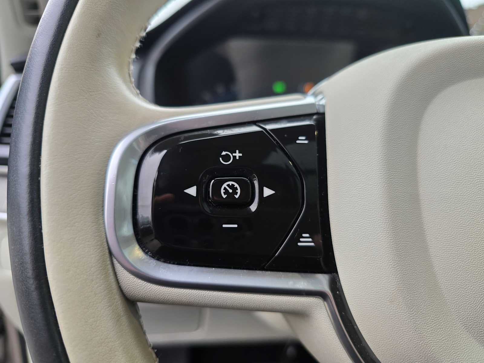 2023 Volvo XC90 Recharge Plug-In Hybrid Plus Bright Theme