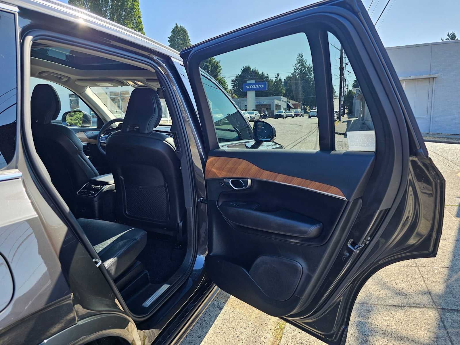 2023 Volvo XC90 Recharge Plug-In Hybrid Plus Bright Theme