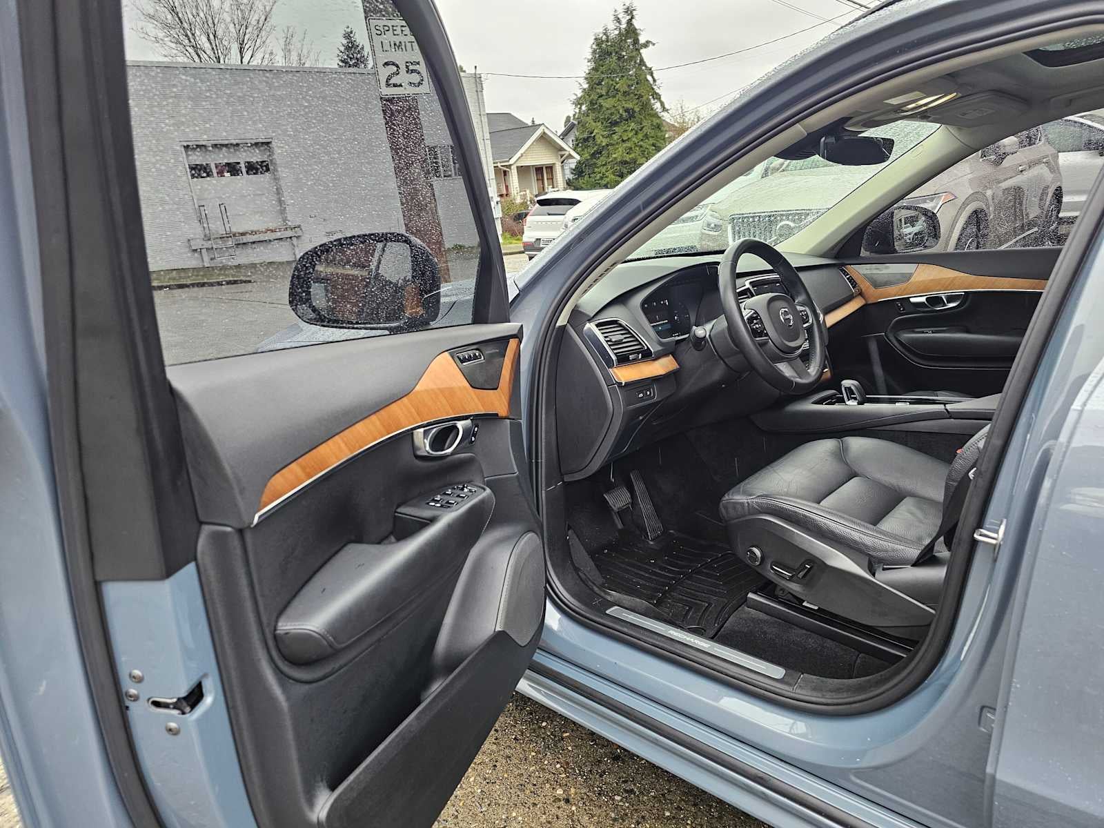 2023 Volvo XC90 Recharge Plug-In Hybrid Plus Dark Theme