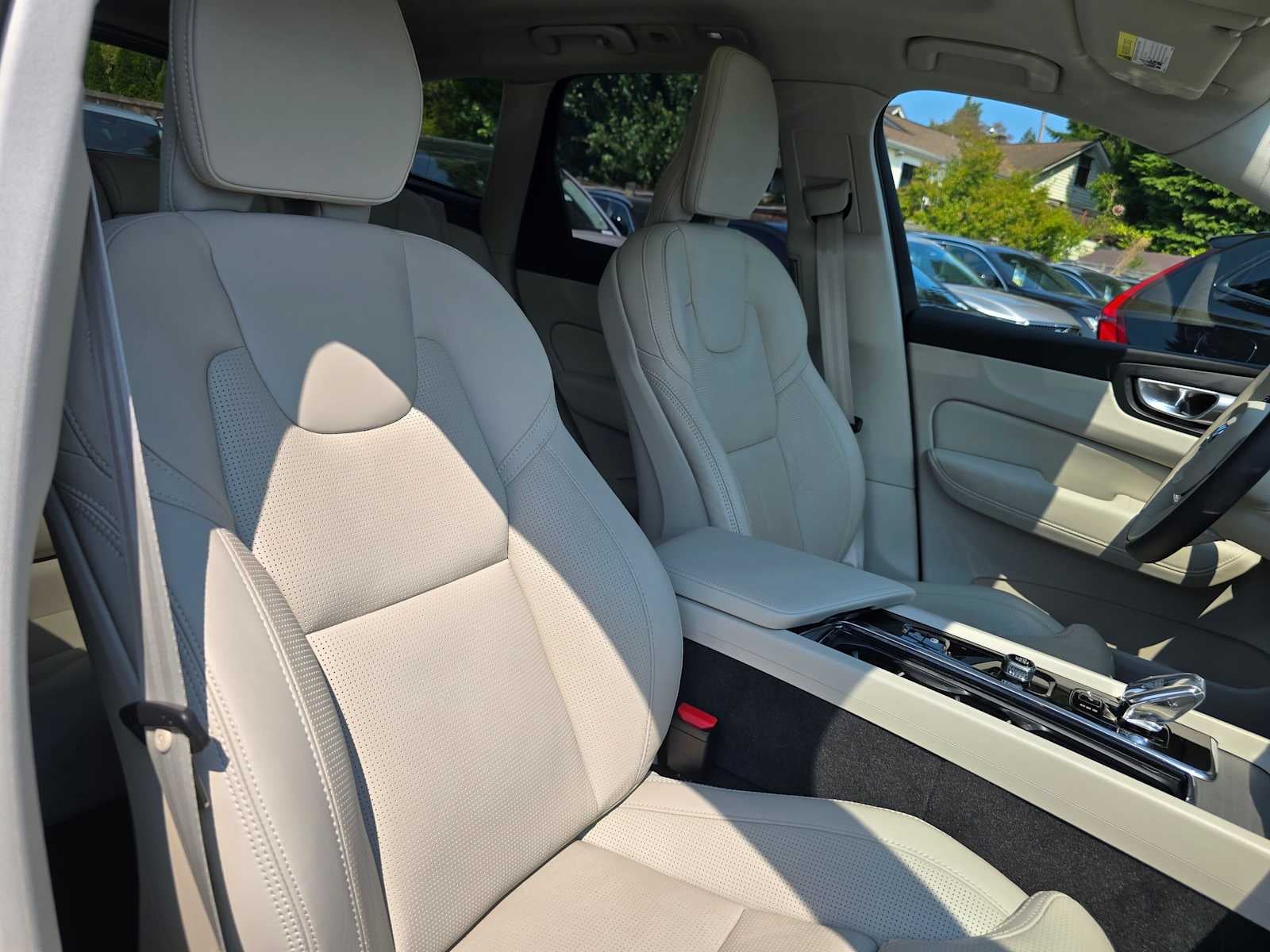 2023 Volvo XC60 Recharge Plug-In Hybrid Ultimate Bright Theme