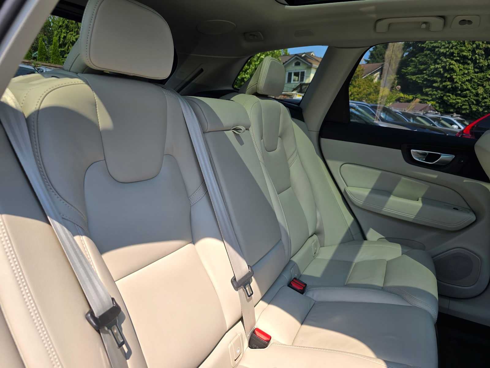 2023 Volvo XC60 Recharge Plug-In Hybrid Ultimate Bright Theme