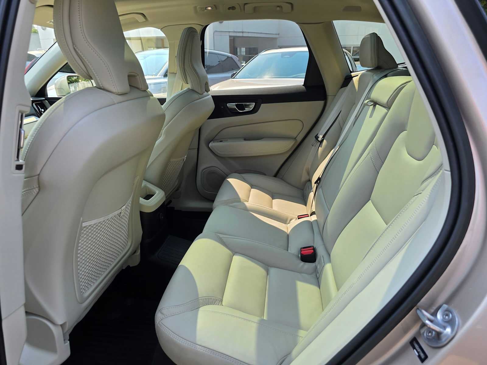 2023 Volvo XC60 Recharge Plug-In Hybrid Ultimate Bright Theme