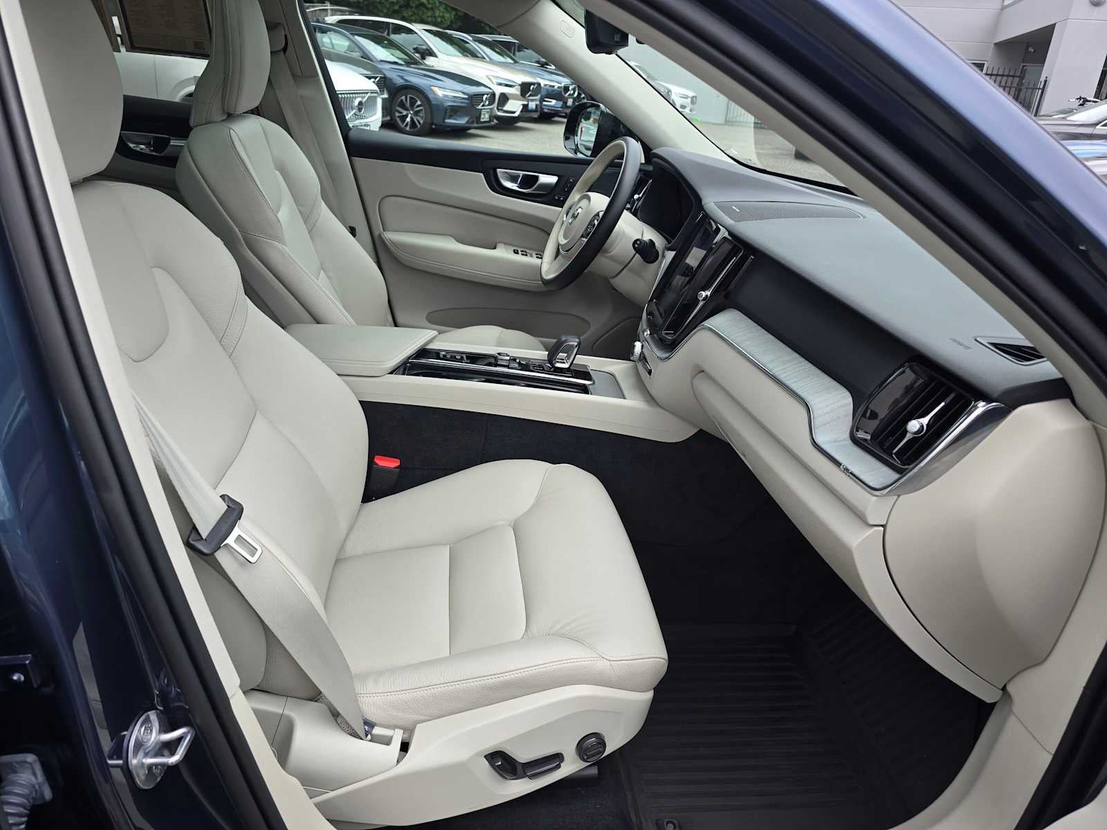2024 Volvo XC60 Recharge Plug-In Hybrid Plus Dark Theme