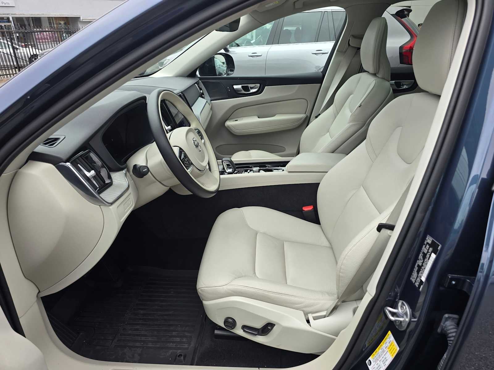 2024 Volvo XC60 Recharge Plug-In Hybrid Plus Dark Theme