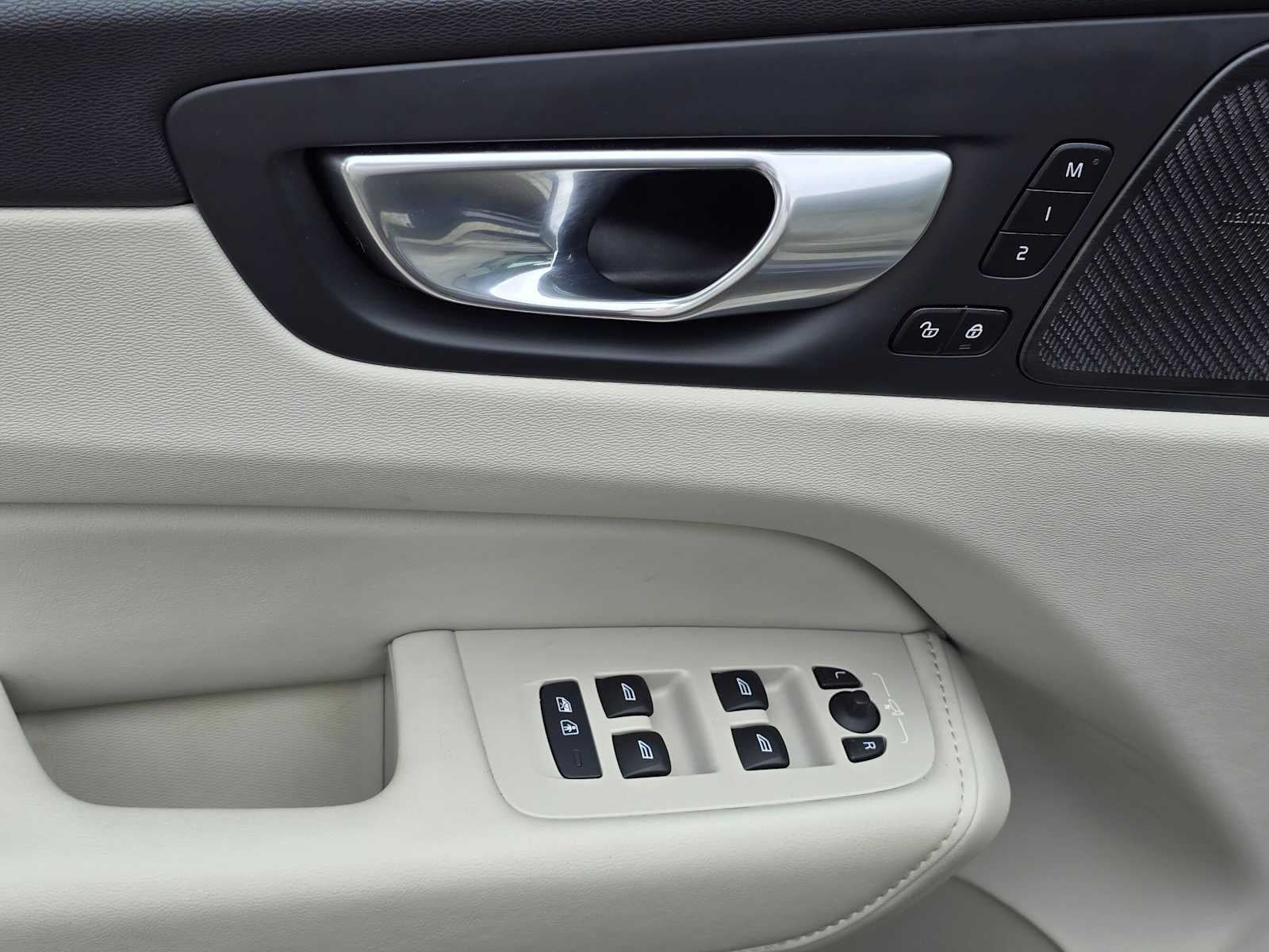 2024 Volvo XC60 Recharge Plug-In Hybrid Plus Dark Theme