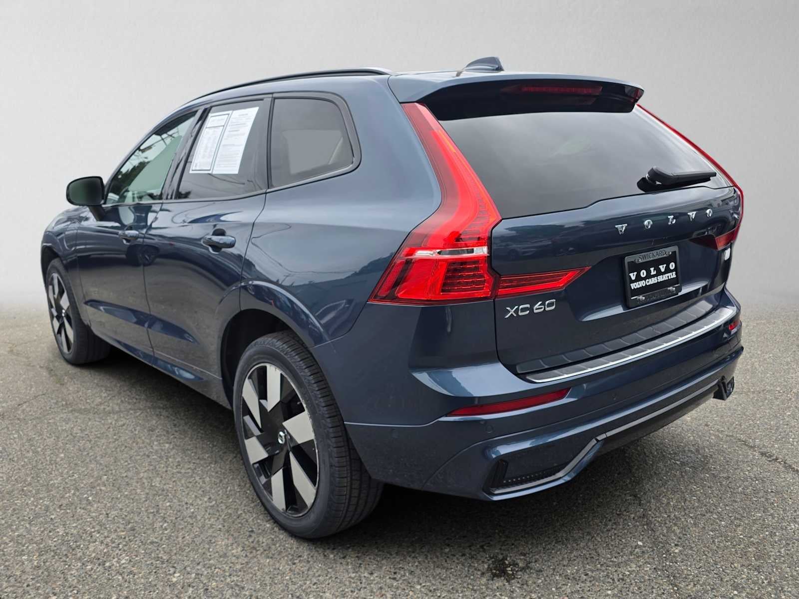 2024 Volvo XC60 Recharge Plug-In Hybrid Plus Dark Theme